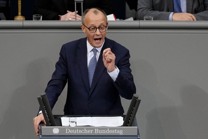 El líder opositor alemán Friedrich Merz en el Bundestag en Berlín, el 29 de enero del 2025. (AP foto/Markus Schreiber)