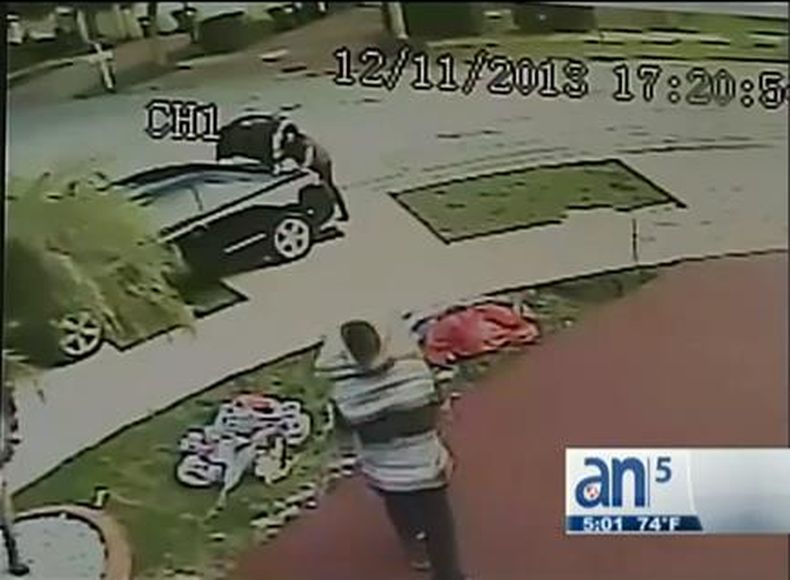 La policía de Miami-Dade arrestó a dos personas acusadas de robar regalos de navidad.