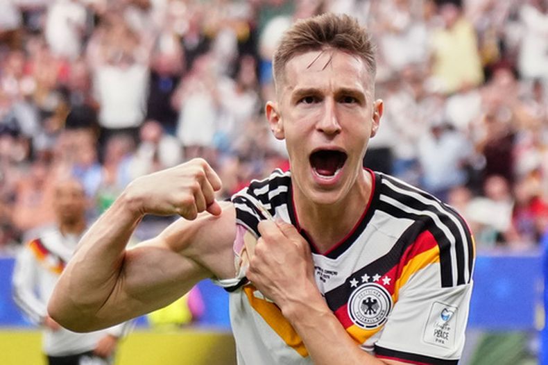 El alemán Nico Schlotterbeck celebra después de anotar el segundo gol de su equipo en el partido por el Grupo E del Mundial entre Alemania y Curazao, el domingo 14 de junio de 2026, en Houston. (AP Foto/Karen Warren)