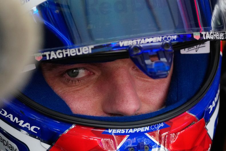 El piloto de Red Bull Max Verstappen se alista durante la tercera práctica del Gran Premio de Baréis, en el circuito de Sepang, Malasia, el 3 de octubre de 2026. (AP Foto/Vincent Thian)