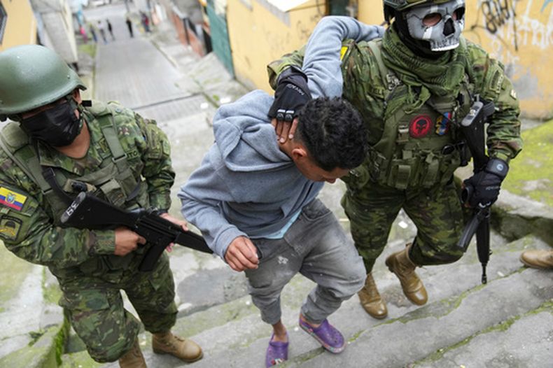 ARCHIVO - Soldados detienen brevemente a un joven para llevarlo a una zona donde se le realizará una revisión para comprobar si tiene tatuajes relacionados con pandillas, mientras patrullan el sur de Quito, Ecuador, el 12 de enero de 2024, tras la aparente fuga de un poderoso líder de una pandilla de la cárcel. (Foto AP/Dolores Ochoa, Archivo)