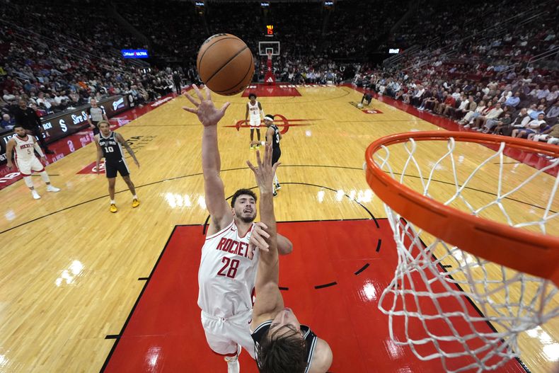 Alperen Sengun, de los Rockets de Houston, dispara frente a Zach Collins, de los Spurs de San Antonio, en el encuentro del martes 5 de marzo de 2024 (AP Foto/David J. Phillip)