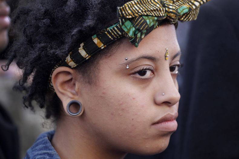 Chiara de Blasio sale de una casilla electoral tras votar a favor de su padre, el ahora alcalde electo Bill de Blasio, el 5 de noviembre del 2013. (Foto AP/Mark Lennihan)