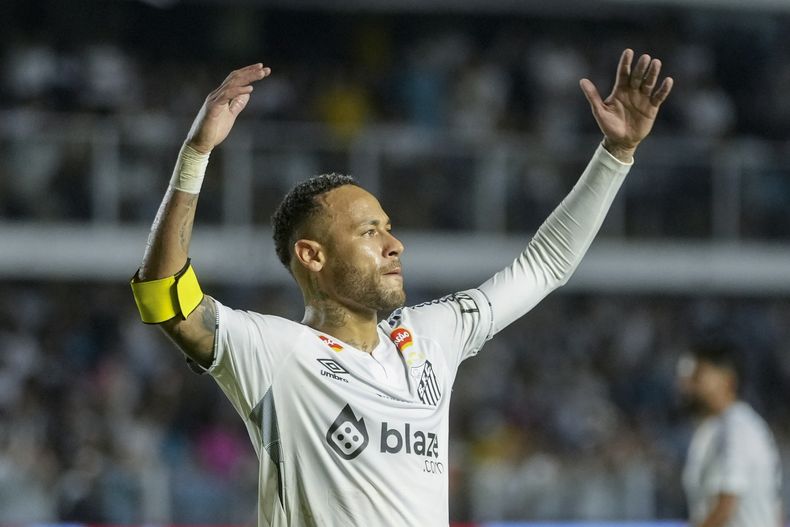 Neymar alza los brazos durante el partido que marcó su regreso a Santos en la liga paulista, el miércoles 5 de febrero de 2025 (AP Foto/Andre Penner)