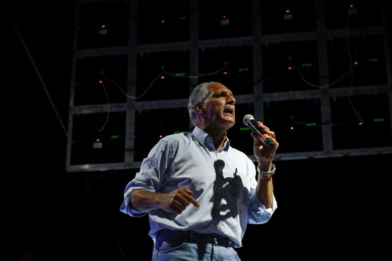 ARCHIVO - El candidato presidencial del Partido Nacional, Nasry Asfura, habla con sus partidarios durante un mitin de cierre de campaña, en Tegucigalpa, Honduras, el 21 de noviembre de 2021. (AP Foto/Elmer Martínez, Archivo)