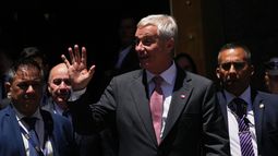 El presidente electo de Chile José Antonio Kast saluda mientras sale de las dependencias del ministerio de Economía durante su visita a Buenos Aires, Argentina, el martes 16 de diciembre de 2025. (AP Foto/Rodrigo Abd)