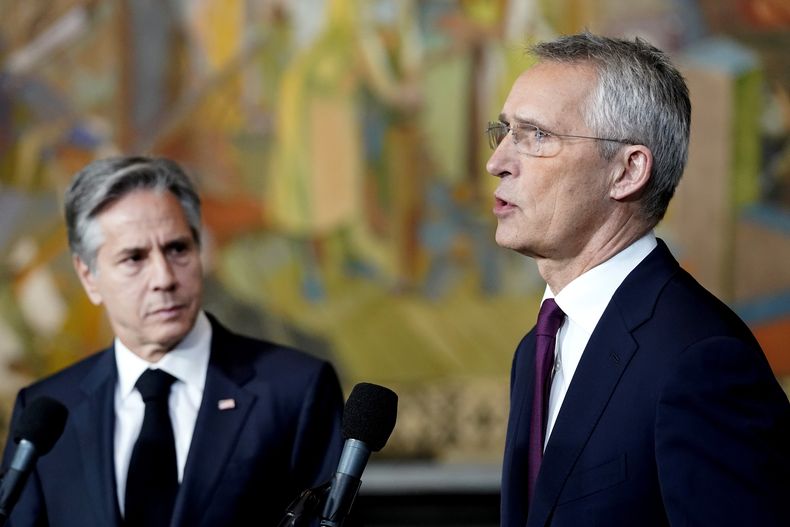 El secretario de Estado de Estados Unidos, Antony Blinken (izquierda), escucha al secretario general de la OTAN, Jens Stoltenberg, durante una comparecencia ante reporteros durante una cumbre de ministros de Exteriores de la Alianza, en Oslo, Noruega, el 1 de junio de 2023. (Lise Aserud/NTB Scanpix vía AP)