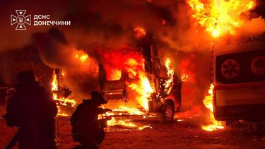 En esta imagen proporcionada por los Servicios Ucranianos de Emergencia el martes 6 de octubre de 2026, rescatistas extinguen un incendio en ambulancias tras un ataque ruso a un centro médico en Kramatorsk, Ucrania. (Servicios Ucranianos de Emergencia via AP)
