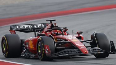 El piloto de Ferrari Charles Leclerc entra a una curva durante la tercera sesión de prácticas del Gran Premio de España, el sábado 3 de junio de 2023, en Barcelona. (AP Foto/Joan Monfort)