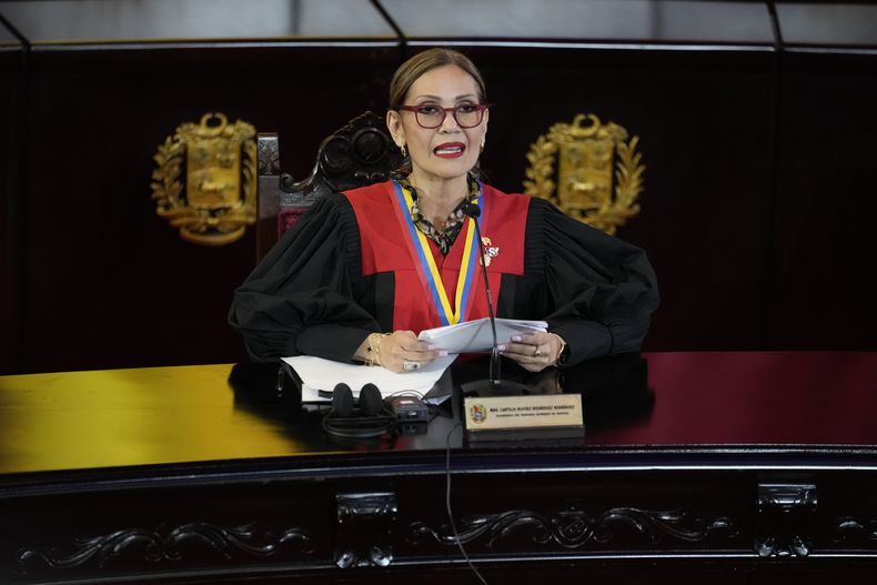 La presidenta de la Corte Suprema, Caryslia Rodríguez, habla en el tribunal que realizó una auditoría de los resultados de las elecciones presidenciales en Caracas, Venezuela, el jueves 22 de agosto de 2024. (AP Foto/Ariana Cubillos)