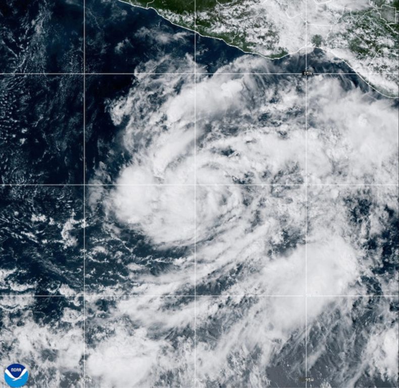 Esta imagen por satélite de la Oficina Nacional de Administración Oceánica y Atmosférica de Estados Unidos (NOAA, por sus siglas en inglés) muestra la tormenta tropical Vance ganando fuerza en el océano Pacífico, el miércoles 21 de octubre de 2026. (Oficina Nacional de Administración Oceánica y Atmosférica via AP)