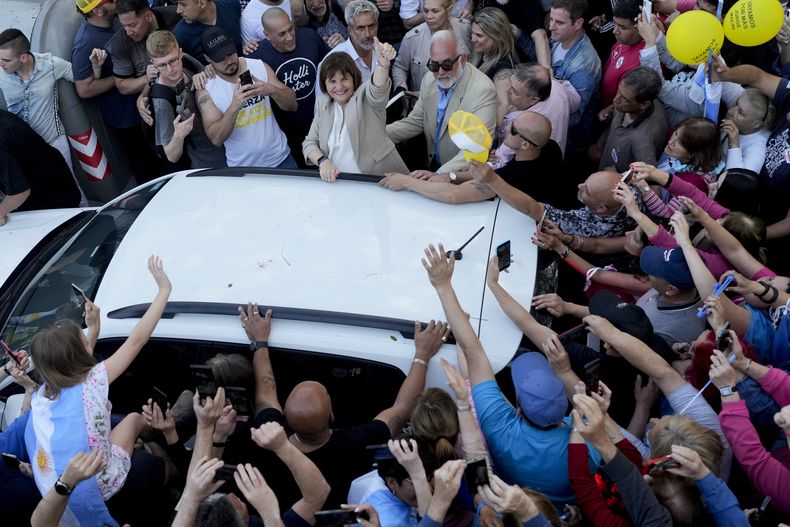 Patricia Bullrich, candidata a la presidencia de Juntos por el Cambio, saluda a seguidores tras un mitin en Buenos Aires, Argentina, el 16 de octubre de 2023. (AP Foto/Natacha Pisarenko)