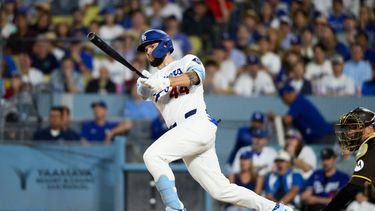 Andy Pages, de los Dodgers de Los Ángeles, conecta un doble productor de dos carreras durante la cuarta entrada de un partido de béisbol contra los Padres de San Diego, en Los Ángeles, el jueves 2 de julio de 2026. (Foto AP/Kyusung Gong)