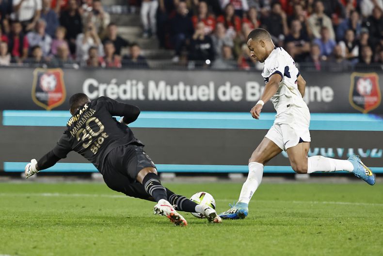 Kylian Mbappe del Paris Saint-Germain en acción frente al portero del Rennes Steve Mandana en el encuentro de la liga francesa del domingo 8 de octubre del 2023. (AP Foto/Jeremias Gonzalez)