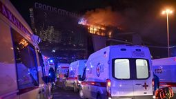 Ambulancias estacionadas cerca del Crocus City Hall, el 22 de marzo de 2024, en el extremo occidental de Moscú, Rusia. (AP Foto/Dmitry Serebryakov)
