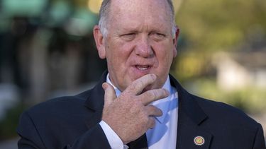 El zar fronterizo de la Casa Blanca, Tom Homan, habla con los reporteros en la Casa Blanca, el lunes 8 de septiembre de 2025, en Washington. (AP Foto/Alex Brandon)