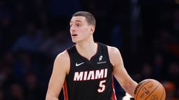 ARCHIVO - Nikola Jovic, del Heat, conduce el balón durante la primera mitad del juego de baloncesto de la NBA contra el Thunder de Oklahoma City el 12 de febrero de 2025, en Oklahoma City. (AP Foto/Nate Billings, Archivo)