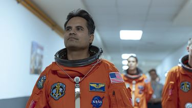 En esta imagen proporcionada por Prime Michael Peña en una escena de A Million Miles Away. (Prime vía AP)
