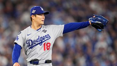 El japonés Yoshinobu Yamamoto, de los Dodgers de Los Ángeles, da una indicación durante el sexto juego de la Serie Mundial ante los Dodgers de Los Ángeles, el viernes 31 de octubre de 2025 (AP Foto/Brynn Anderson)