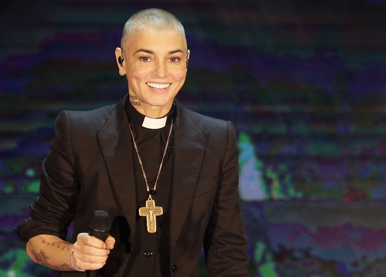 ARCHIVO - La cantante irlandesa Sinéad OConnor durante una presentación en el programa Che Tempo che Fa de la televisora estatal italiana RAI TV en Milán, Italia, el 5 de octubre de 2014. (Foto AP/Antonio Calanni, archivo)