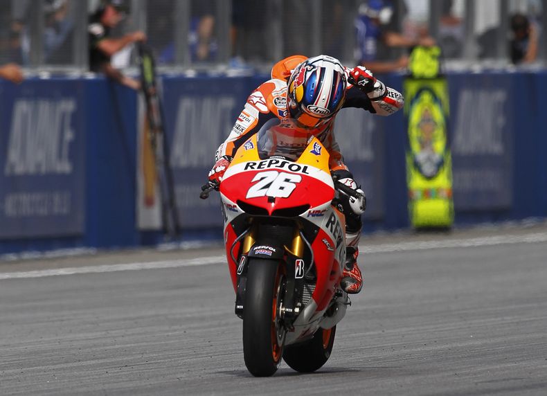 El espa&ntilde;ol Dani Pedrosa celebra su triunfo en el Gran Premio de Malasia de MotoGP en Sepang el 13 de octubre del 2013 (AP Foto/Lai Seng Sin)
