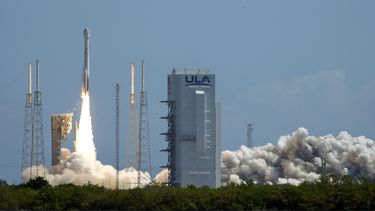 La cápsula Starliner de Boeing, impulsada por un cohete Atlas V, despega del Complejo de Lanzamiento Espacial 41 en la Estación de la Fuerza Espacial de Cabo Cañaveral hacia la Estación Espacial Internacional, el miércoles 5 de junio de 2024, en Cabo Cañaveral, Florida. (AP Foto/John Raoux)