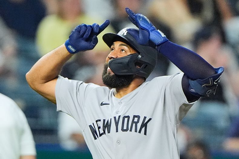 El dominicano Amed Rosario, de los Yankees de Nueva York, celebra su jonrón de dos carreras en el duelo del martes 26 de mayo de 2026, ante los Reales de Kansas City (AP Foto/Charlie Riedel)