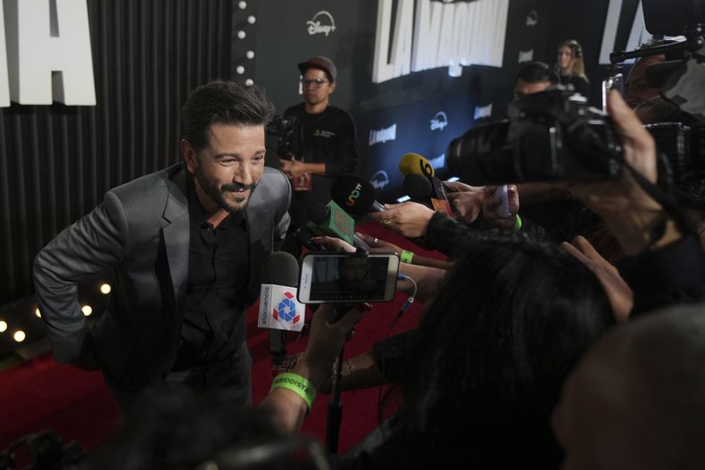El actor mexicano Diego Luna habla con medios en la premiere de La Máquina en la Ciudad de México, el martes 8 de octubre de 2024. (Foto AP/Fernando Llano)