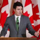 El primer ministro de Canadá, Justin Trudeau, ofrece una conferencia de prensa en la embajada de Canadá en Bruselas, Bélgica, el 12 de febrero de 2025. (Sean Kilpatrick/The Canadian Press vía AP)