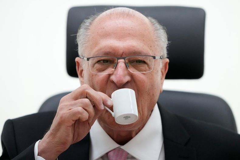 El vicepresidente de Brasil, Geraldo Alckmin, toma café durante una entrevista en su oficina en Brasilia, Brasil, el miércoles 22 de abril de 2026. (Foto AP/Eraldo Peres)
