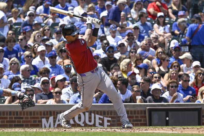 Gabriel Moreno, de los Diamondbacks de Arizona, batea un sencillo productor de una carrera durante la tercera entrada de juego de béisbol en contra de los Cachorros de Chicago, el viernes 19 de julio de 2024, en Chicago. (AP Foto/Matt Marton)