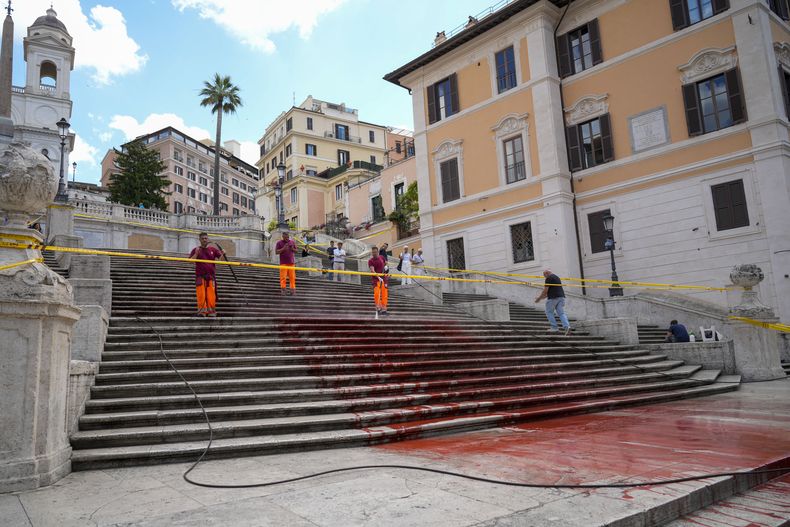 Activistas Condenan Feminicidios En Italia Arrojando Pintura Roja En 