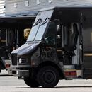 Camiones de la empresa de mensajería UPS estacionados en un centro de distribución en Boston, el 30 de junio de 2023. (AP Foto/Michael Dwyer)