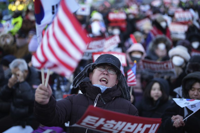 Partidarios del destituido presidente surcoreano Yoon Suk Yeol organizan una concentración para oponerse a que un tribunal haya emitido una orden para su detención, cerca de la residencia presidencial en Seúl, Corea del Sur, el viernes 3 de enero de 2025. (AP foto/Lee Jin-man)
