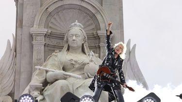 Guitarrista de Queen Brian May recibe título de caballero