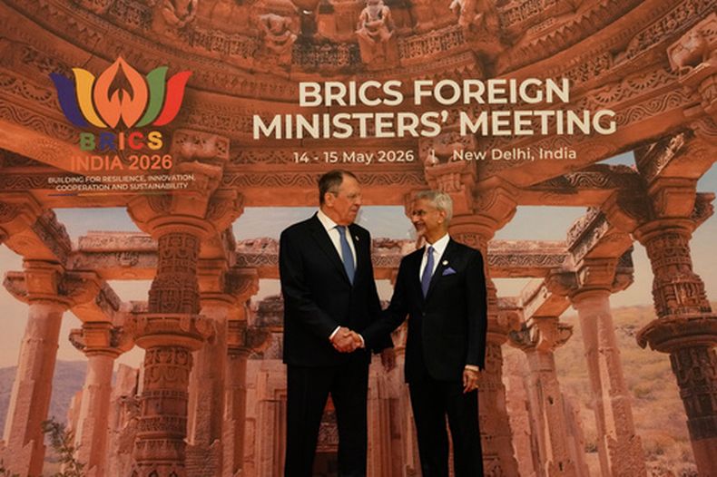 El canciller indio S. Jaishankar (d) con el canciller ruso Serguéi Lavrov en la cumbre de los BRICS en Nueva Delhi, India, el 14 de mayo del 2026. (AP foto/Manish Swarup)