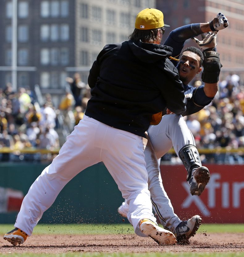 Travis Snider, de los Piratas de Pittsburgh, derriba al dominicano Carlos G&oacute;mez, de los Cerveceros de Milwaukee, durante una ri&ntilde;a en el juego del domingo 20 de abril de 2014 (AP Foto/Gene J. Puskar)