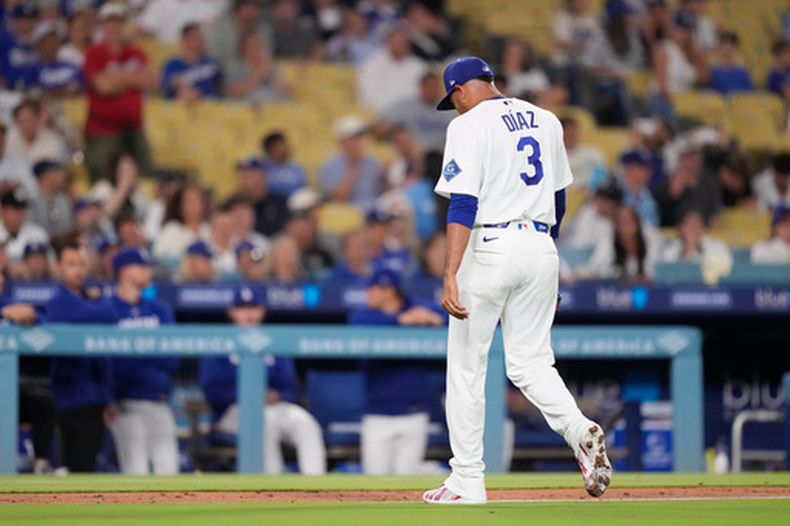 El puertorriqueño Edwin Diaz, de los Dodgers de Los Ángeles, abandona el terreno tras ser retirado del juego ante los Cerveceros de Milwaukee, el jueves 13 de agosto de 2026 (AP Foto/Mark J. Terrill)
