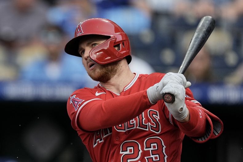 Brandon Drury de los Angelinos de Los Ángeles batea en la primera entrada del encuentro ante los Reales de Kansas City el viernes 16 de junio del 2023. (AP Foto/Charlie Riedel)