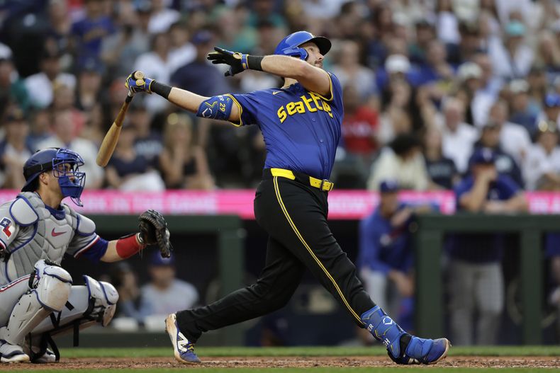 Cal Raleigh de los Marineros de Seattle conecta un jonrón solitario contra el lanzador abridor de los Rangers de Texas, Kumar Rocker, durante la quinta entrada en un partido de béisbol el jueves 31 de julio de 2025, en Seattle. (AP Photo/John Froschauer)
