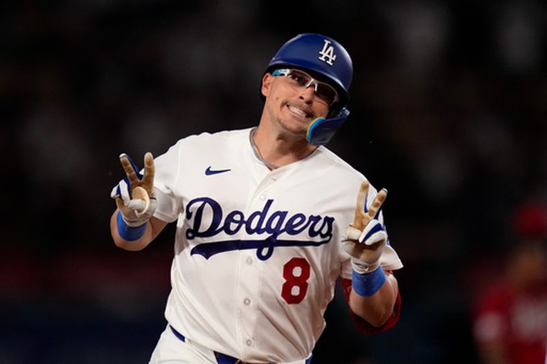 El boricua Kiké Hernández, de los Dodgers de Los Ángeles, festeja luego de batear un jonrón de dos carreras en el juego del miércoles 9 de septiembre de 2026 ante los Rojos de Cincinnati (AP Foto/Mark J. Terrill)