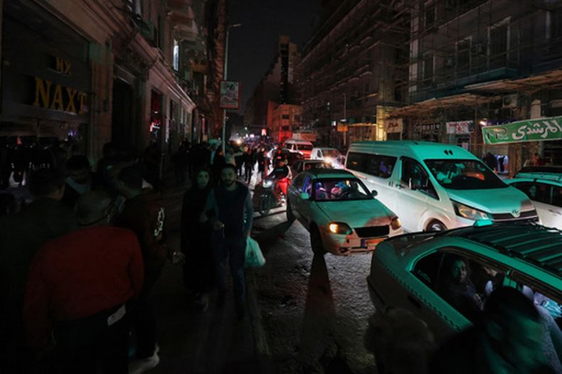 Los postes de luz son apagados para ahorrar electricidad en El Cairo, Egipto, el 28 de marzo del 2026. (AP Photo/Khaled Elfiqi)