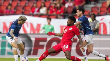 El panameño Michael Murillo, centro, pelea por el balón con el paraguayo Julio Enciso, izquierda, durante un partido amistoso de fútbol antes de la Copa América 2024, en el estadio Rommel Fernández de la Ciudad de Panamá, el domingo 16 de junio de 2024. (Foto AP/Matías Delacroix )
