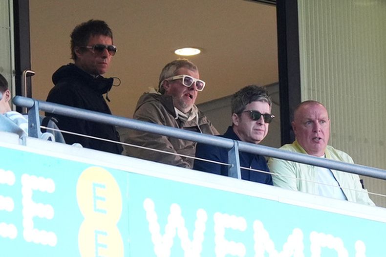 Liam y Noel Gallagher (izquierda y segundo de derecha a izquierda) presencian la semifinal de la Copa de la FA entre el Manchester City y el Southampton, el sábado 25 de abril de 2026 (Mike Egerton/PA via AP)