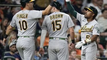 Atléticos vencen a los Astros, Andrus empuja 3