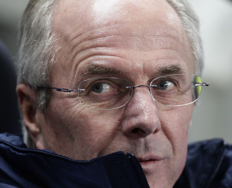 ARCHIVO - El técnico de Leicester Sven-Goran Eriksson observa a su equipo durante el partido contra Manchester City en la tercera ronda de la Copa FA, el 18 de enero de 2011. El sueco Eriksson, el primer seleccionador extranjero de Inglaterra, ha fallecido. Tenía 76 años. (AP Foto/Jon Super)