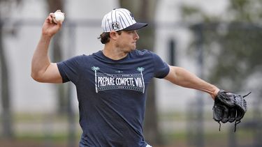 Gerrit Cole, lanzador de los Yankees de Nueva York, lanza la pelota hacia segunda base en un ejercicio de intento de sorprener a un corredor, durante los entrenamientos de primavera del equipo, el jueves 20 de febrero de 2025, en Tampa, Florida. (AP Foto/Chris OMeara)