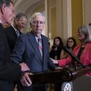 El líder republicano en el Senado, Mitch McConnell, es ayudado por sus compañeros durante una conferencia de prensa, en el Capitolio, en Washington, el miércoles 26 julio de 2023. (AP Foto/J. Scott Applewhite)