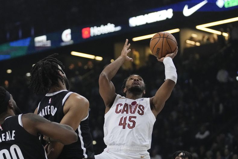 Donovan Mitchell de los Cavaliers de Cleveland dispara al aro en el juego ante los Nets de Nueva Jersey, el jueves 11 de enero de 2024, en París. (AP Foto/Christophe Ena)
