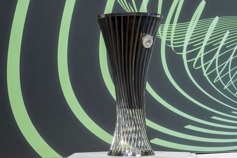 ARCHIVO - El trofeo de la Conference League antes de la ronda de octavos de final del torneo de la UEFA, el 21 de febrero de 2025. (Salvatore Di Nolfi/Keystone vía AP)
